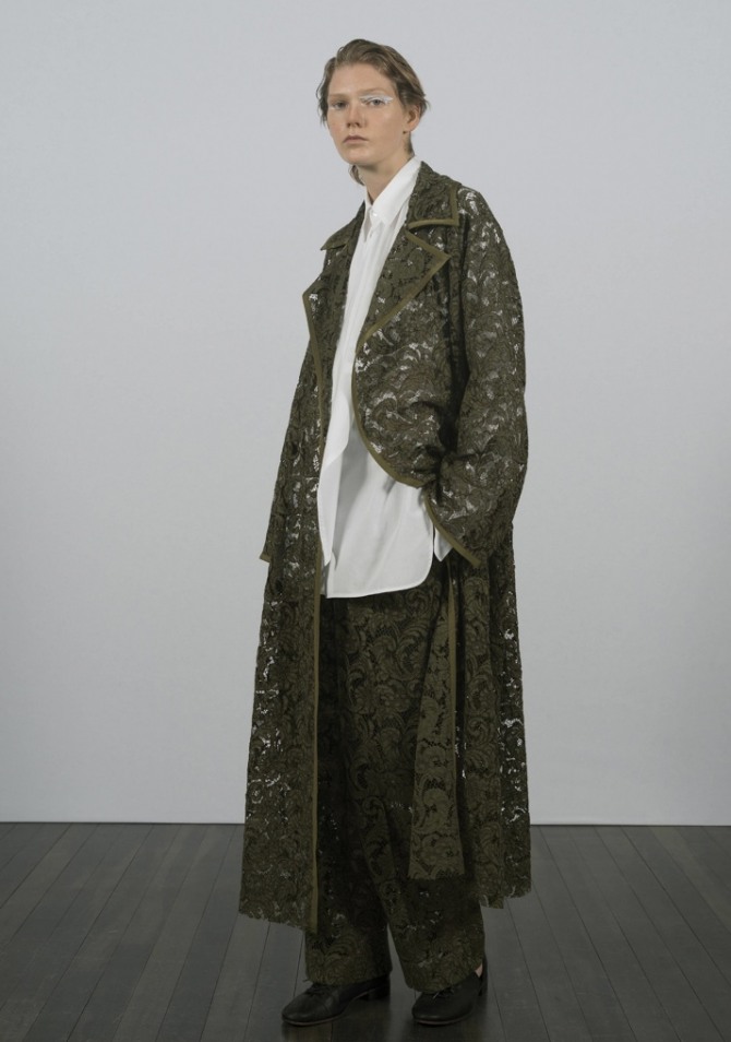 стильное кружевное пальто темно-стального цвета - модный тренд весна 2019