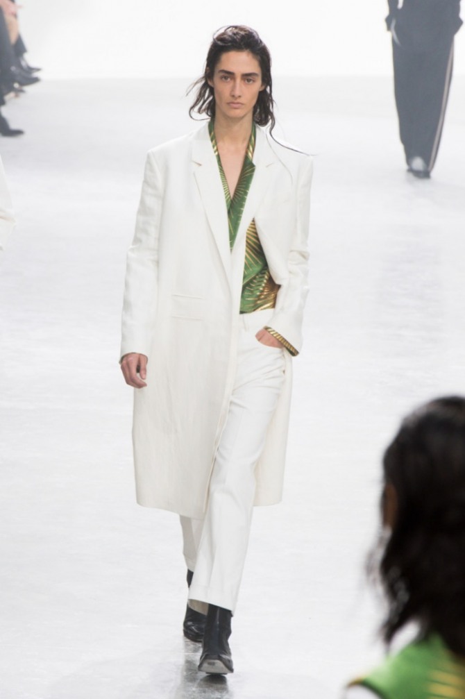 белое женское пальто миди в мужском минималистском стиле - модная тенденция весенней моды 2019