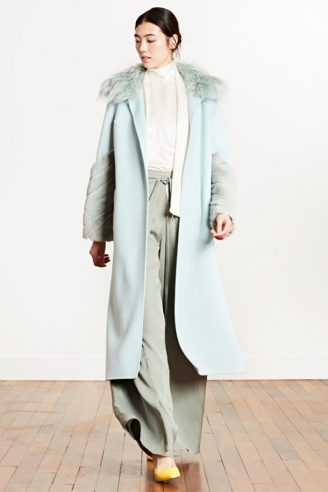 длинное элегантное пальто цвета мяты с красивой меховой отделкой на воротнике и рукавах
