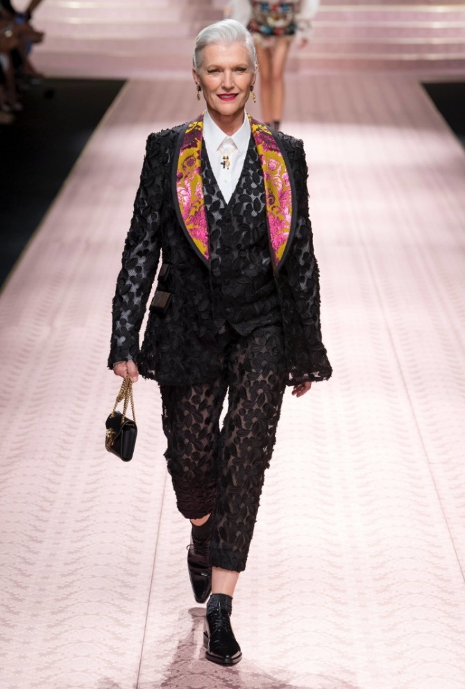 костюм-тройка с жилеткой черного цвета из кружевного полотна на пожилой даме - новинка от Dolce & Gabbana