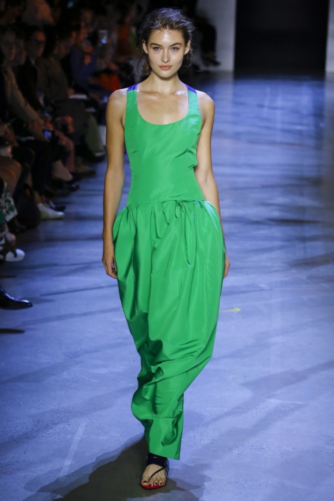 длинное летнее зеленое повседневное платье с заниженной присборенной талией с открытым верхом и пышной юбкой со складками, которая имеет зауженную книзу форму