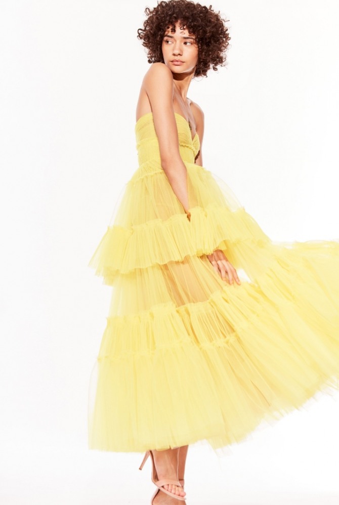 летящее желтое нарядное летнее корсетное платье 2019 с открытыми плечами, пышной юбкой и баской, длина ниже колена 