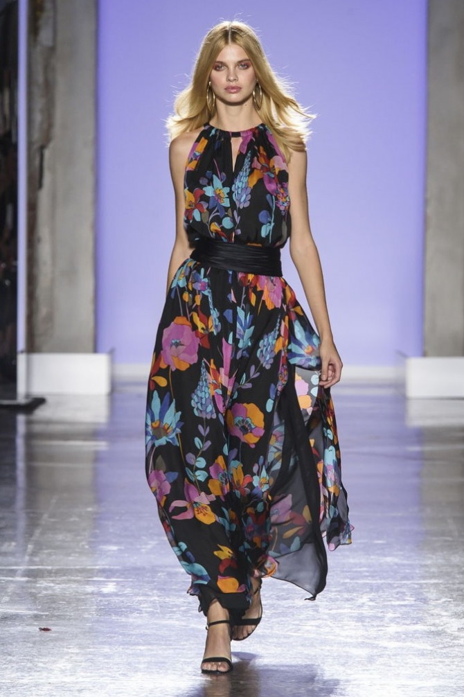 длинное летнее шифоновое платье с крупными яркими цветами с контрастным поясом и разрезанной на две части американской проймой, модель на вечер без рукавов
