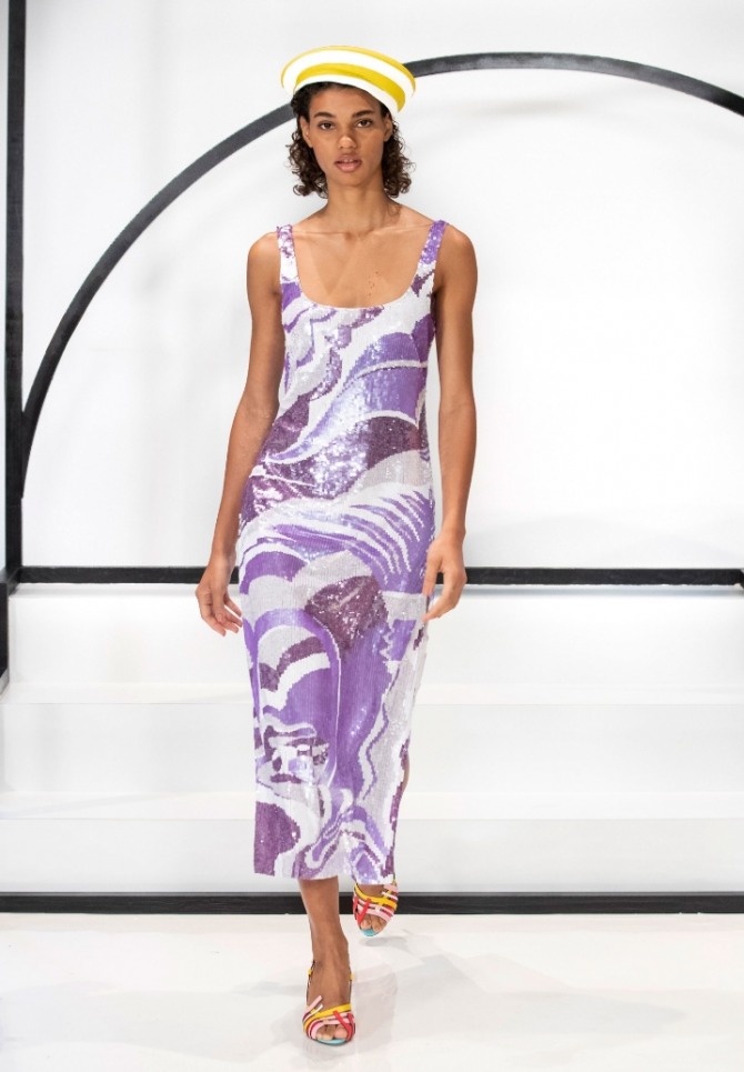модное открытое платье-майка для отдыха на море сиреневого цвета из блестящей ткани с белыми вставками