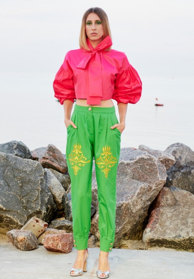 ярко-зеленые летние брюки шароварного типа с защипами у пояса и манжетами по низу брючин, застегивающимися на пуговицы