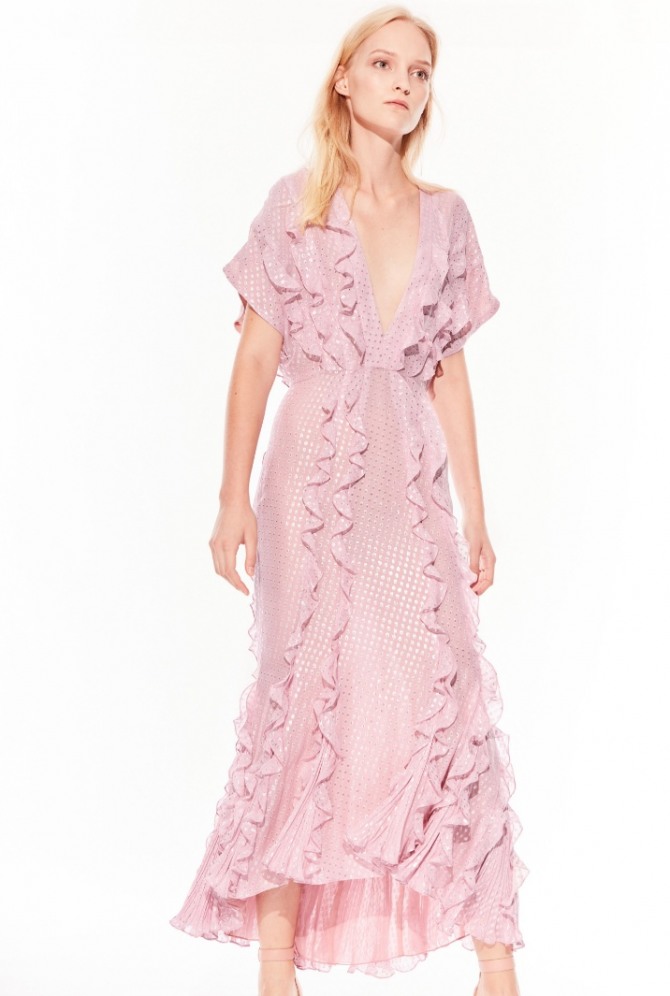 отрезное по талии розовое платье в романтическом стиле на лето 2019 из сетчатой ткани с небольшими рукавами и вертикальными оборками сверху до низу