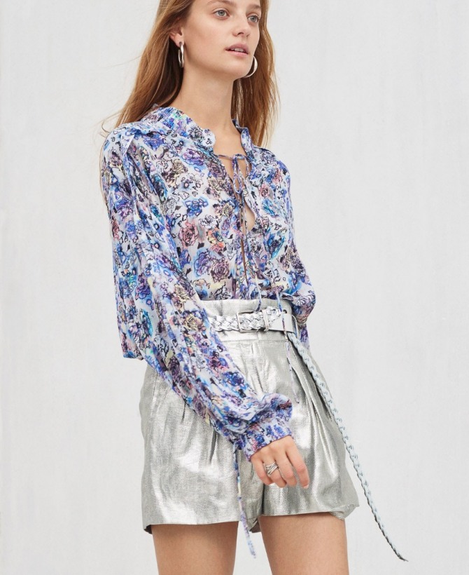 летняя блузка с цветочным принтом, плетеным ремнем с пряжкой, заправленная в шорты из металлизированной ткани