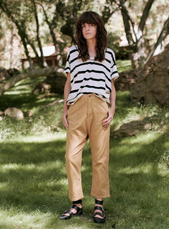 полосатая летняя блуза в черно-белую полоску с брюками светло-коричневого цвета