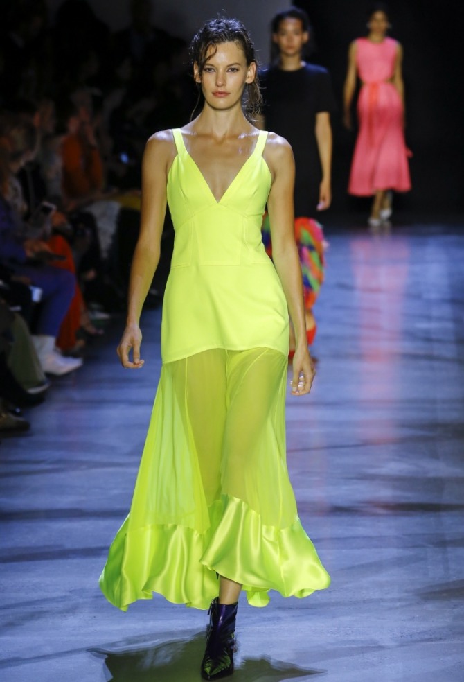 однотонное летнее платье-сарафан комбинированное салатвого цвета