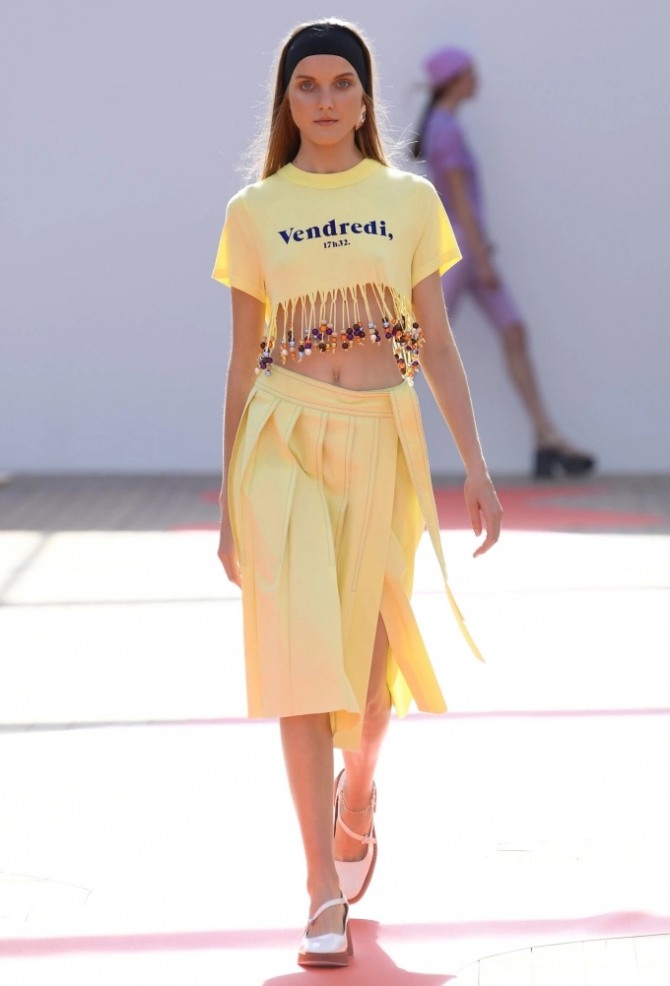 стильная желтая летняя юбка миди с односторонне заложенными складками и запахом