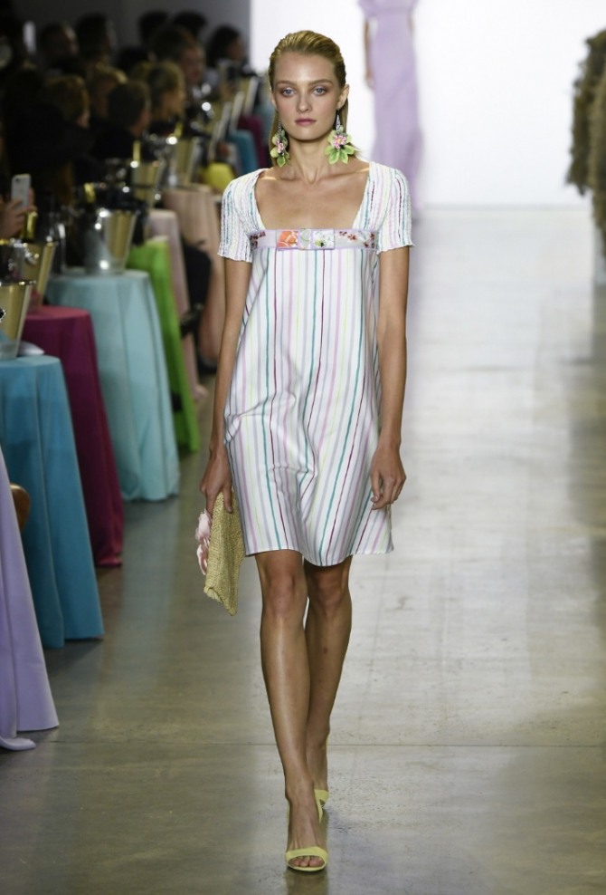 летнее платье в вертикальную цветную полоску с прямоугольным большим декольте и короткими рукавами