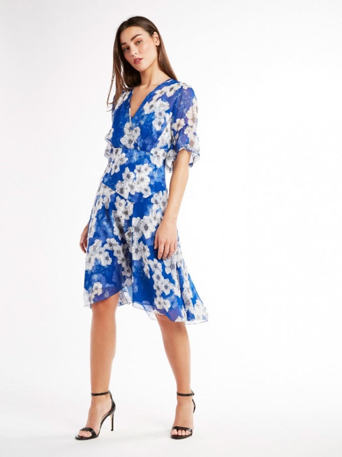 красивое голубое летнее шифоновое платье 2019 с белыми цветами до колена с рукавами до локтя и острым вырезом