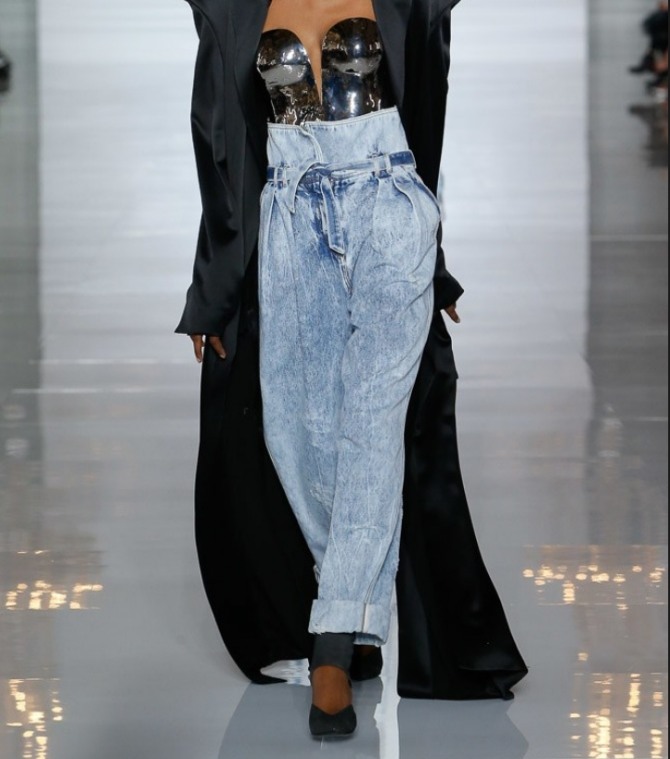 самые модные женские джинсы сезона весна-лето 2019 - с высокой талией, свободного кроя из-за складок у пояса и подворотами внизу брючин
