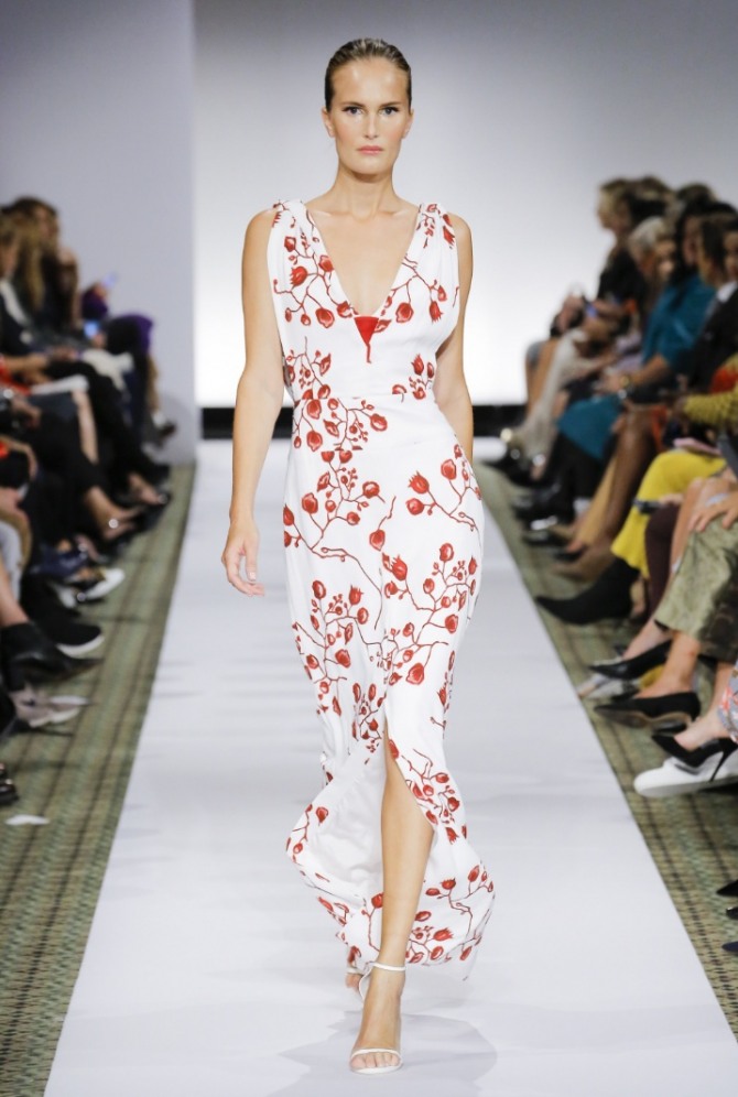 красивое летнее платье бело-красный рисунок ткани с разрезом на юбке длина до щиколотки остроугольный вырез на груди