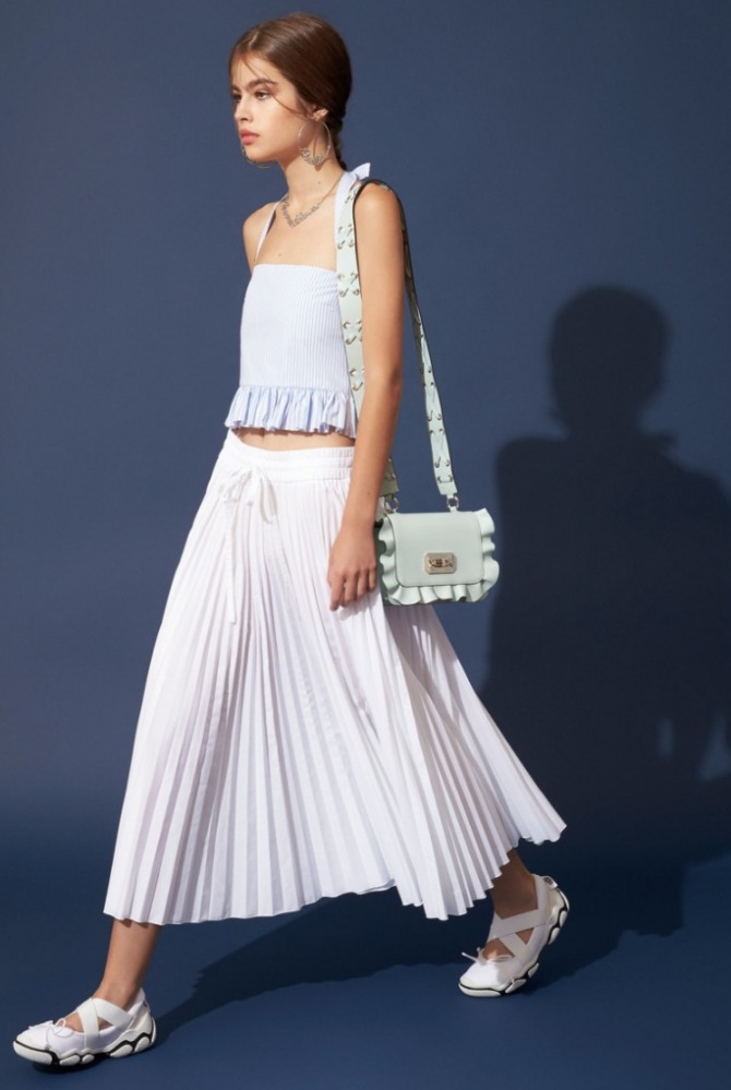 модная летняя юбка-плиссе с заниженной талией на кулиске белого цвета с кроссовками и топом