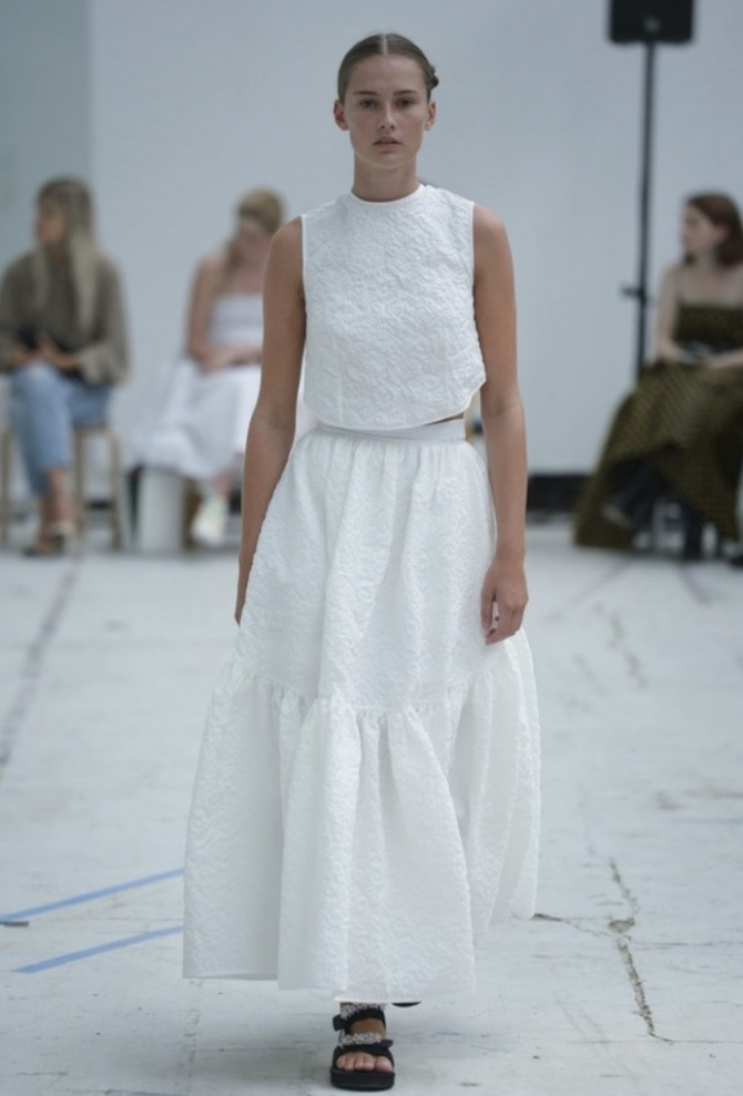 белая летняя юбка из кружевного полотна с отрезным низом и оборками