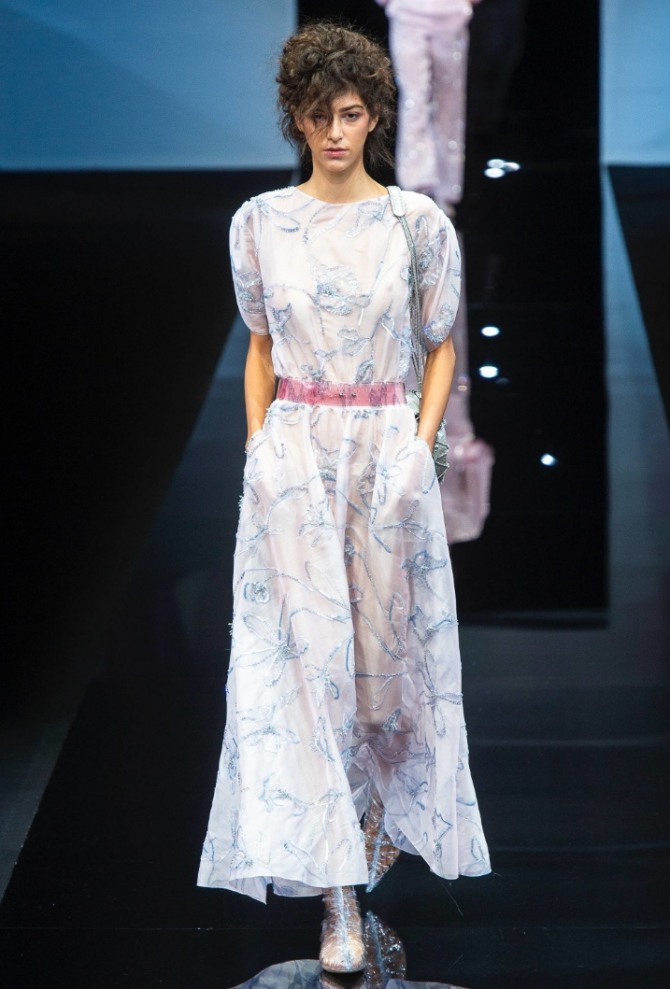 длинное изысканное белое повседневное летнее платье с коротким рукавом и вышивкой синими нитками и ремнем на талии розового цвета