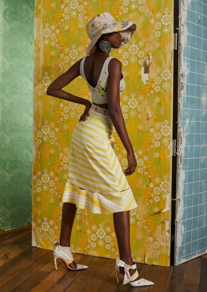 летняя юбка солнечной расцветки с отрезным низом
