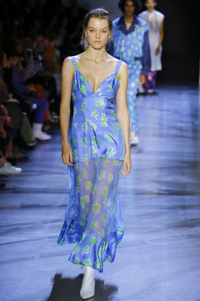 летнее платье-сарафан голубого цвета из натурального шелка с цветочным принтом и прозрачной юбкой, которая внизу оформлена широким воланом