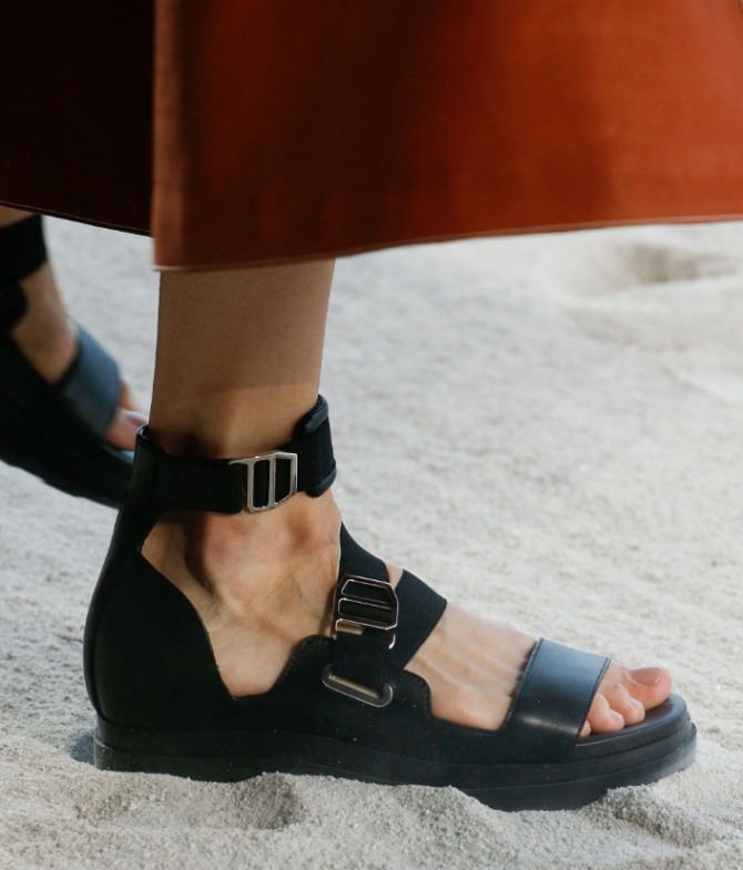 черная летняя обувь на плоской подошве с ремнями и карабинами