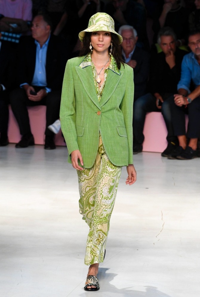 зеленый курортный женский пиджак, панамка и легкие брюки из тонкой материи