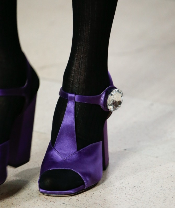 дорогие атласные туфельки с перепонкой и красивой застежкой, цвет фиолетовый