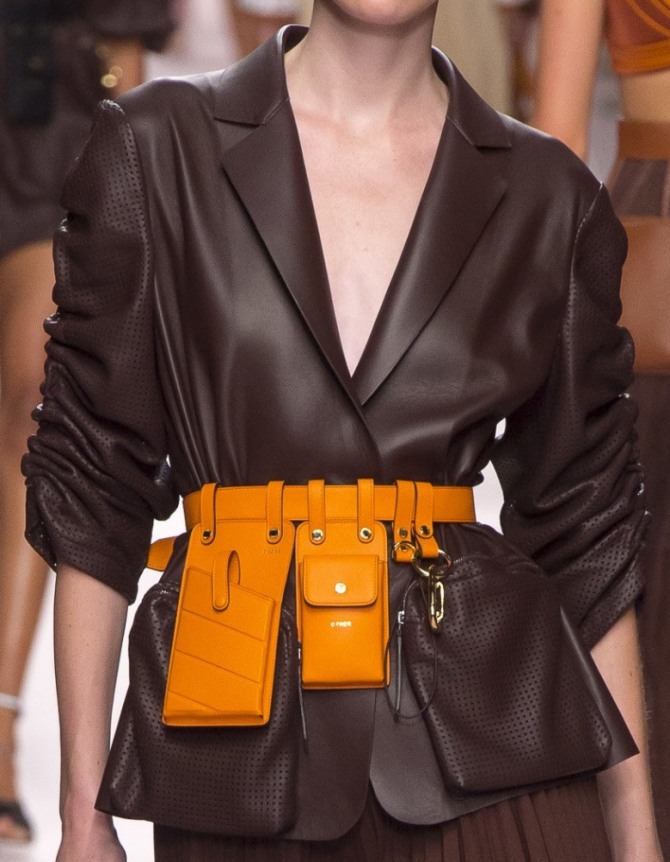 темно-коричневый жакет с яркими сумочками-кошельками на ремне у пояса