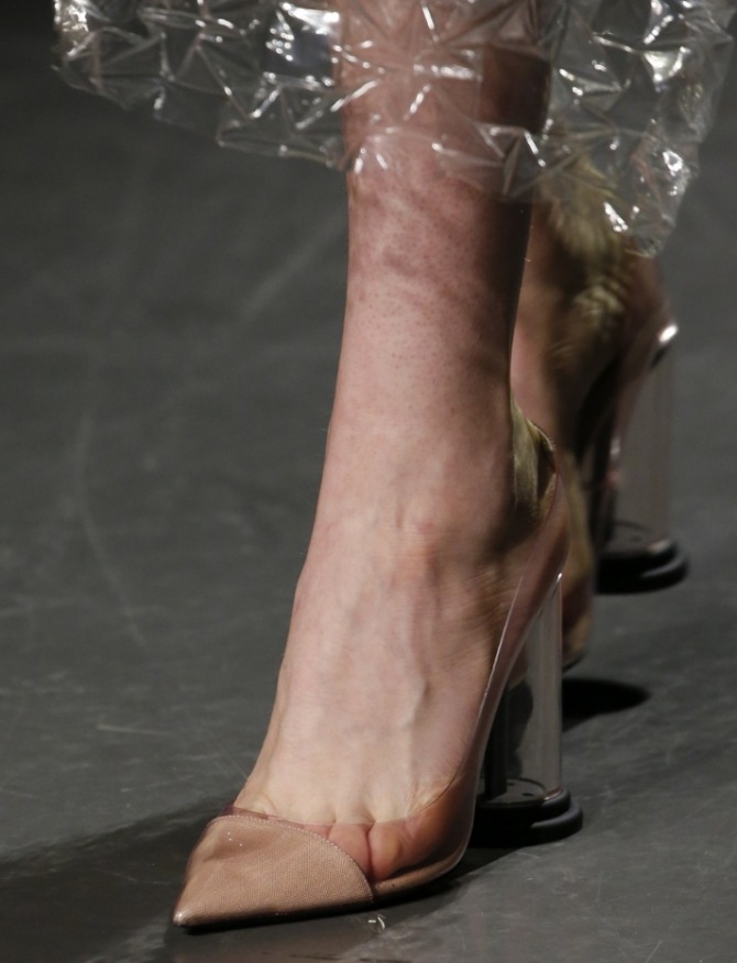 оригинальная модель модных женских туфель весна 2019 - каблук-колба, пластиковые вставки