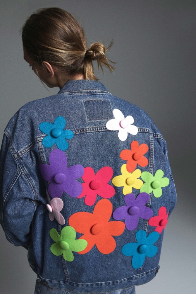 джинсовый жакет с цветочными аппликациями на спине