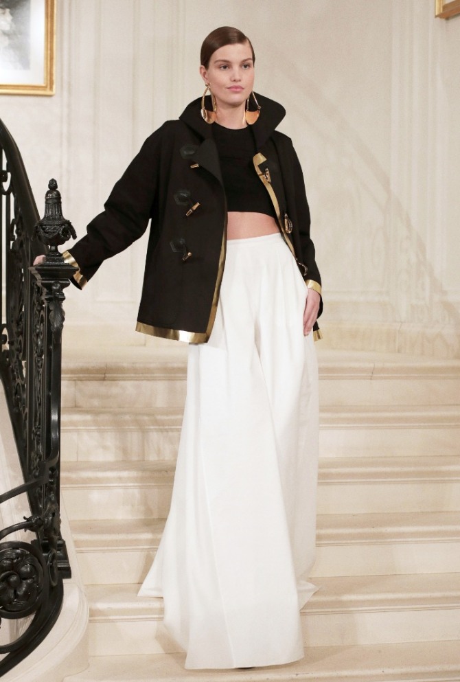 элегантный образ из широких белых брюк, черного топа и черного жакета с золотой отделкой