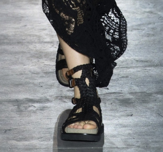 женские модные сандалии из плетеной пряжи - модный тренд на лето  2019 с двухцветной подошвой