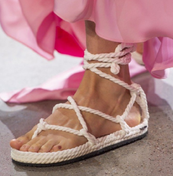 горячий тренд летней моды 2019 года - веревочные сандалии
