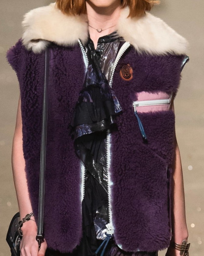 модный меховой темно-фиолетовый жилет на весну 2019