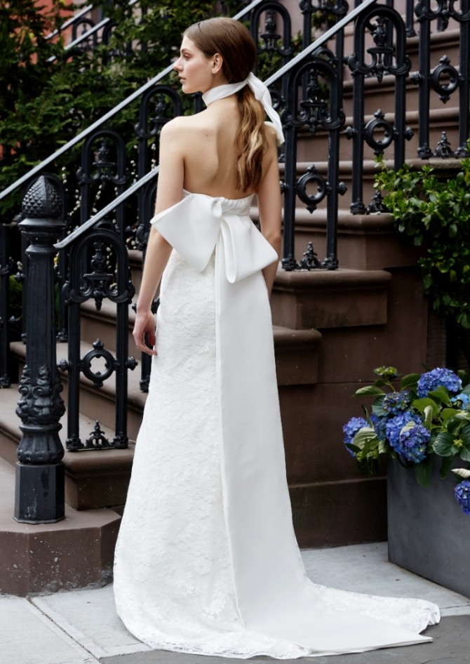 белое платье с голой спиной и бантом внизу спины