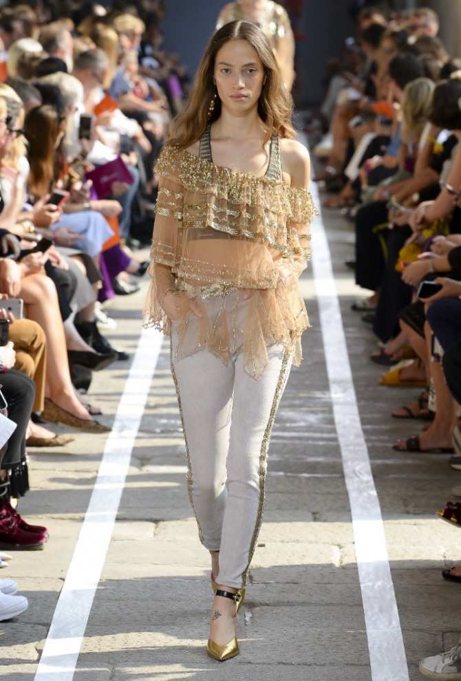 красивая нарядная летняя блузка 2019 из прозрачной ткани с золотыми нитями поверх топа и коротких лосин с золотыми туфлями