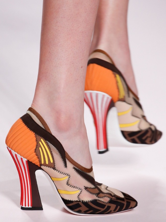 красивые закрытые туфли на высоком устойчивом каблуке с яркими цветными аппликациями