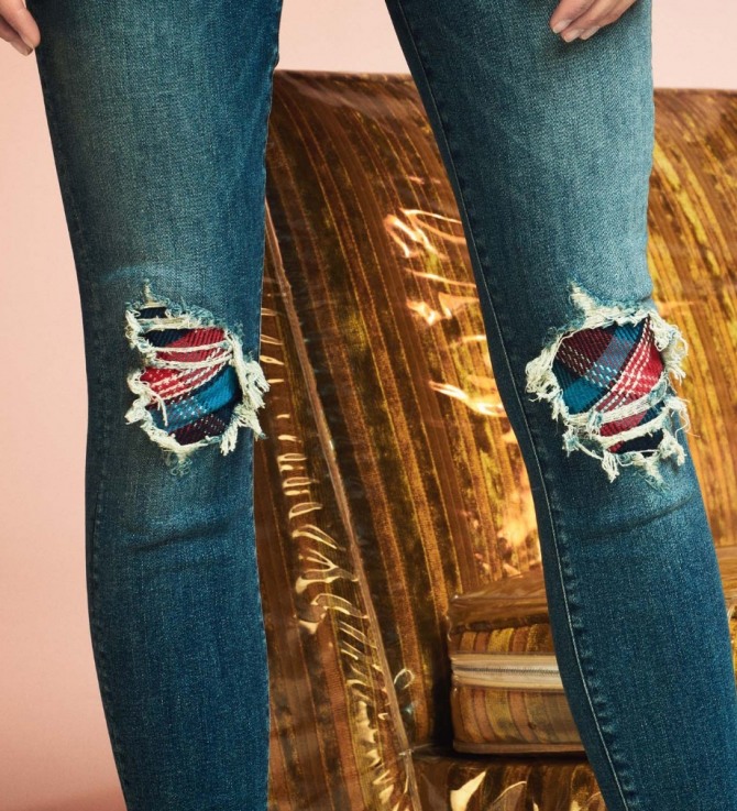 дыры на коленях женских джинсовых брюк с подкладкой из цветной ткани