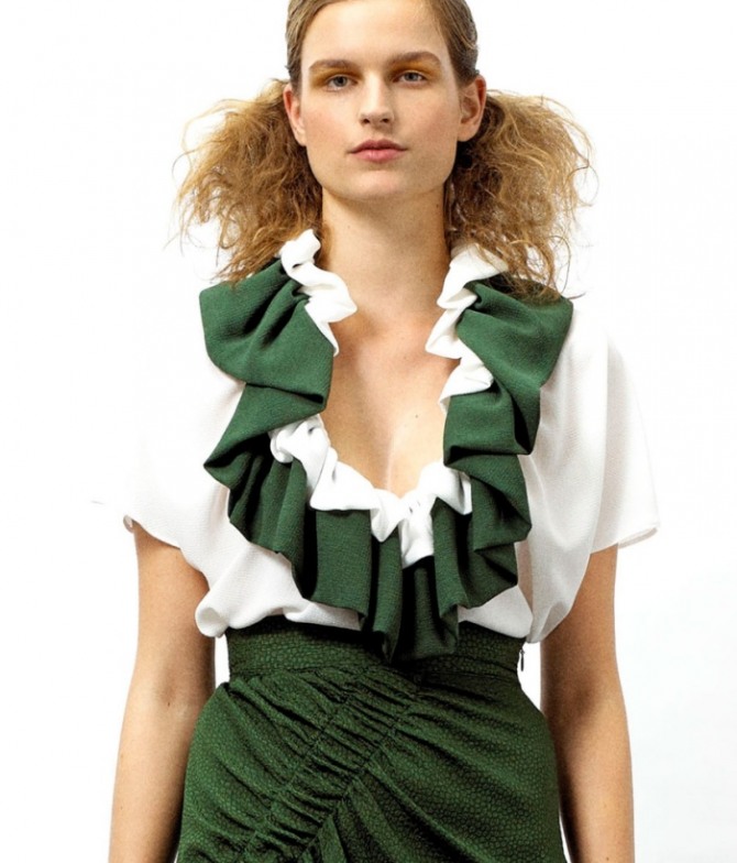 бело-зеленая блузка без застежки с глубоким вырезом, оформленным двойной оборкой