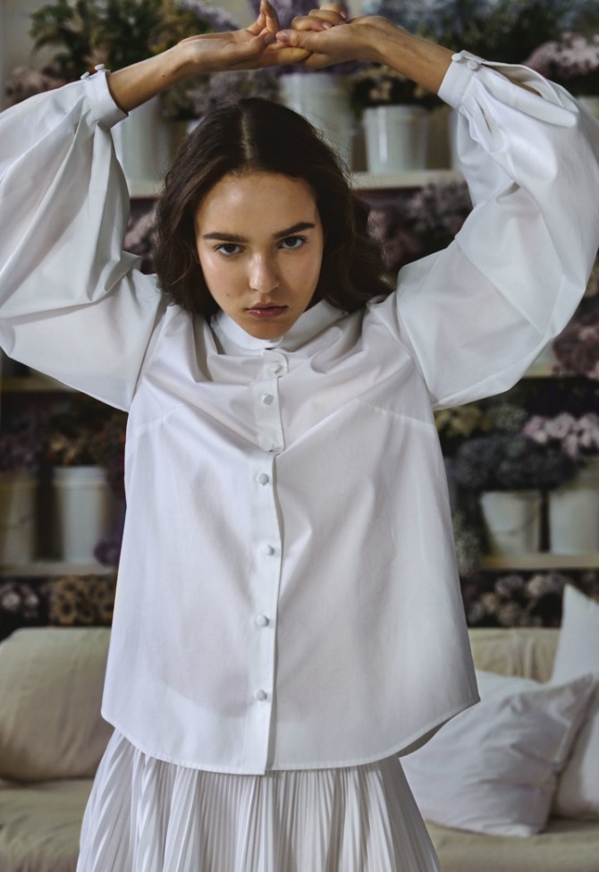 белая блузка с выточками с широким рукавом и на манжете со складками в комплекте с белой плиссированной юбкой