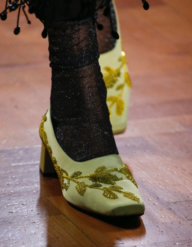 светло-зеленые замшевые туфли на невысоком каблуке с роскошным декором в виде золотой вышивки