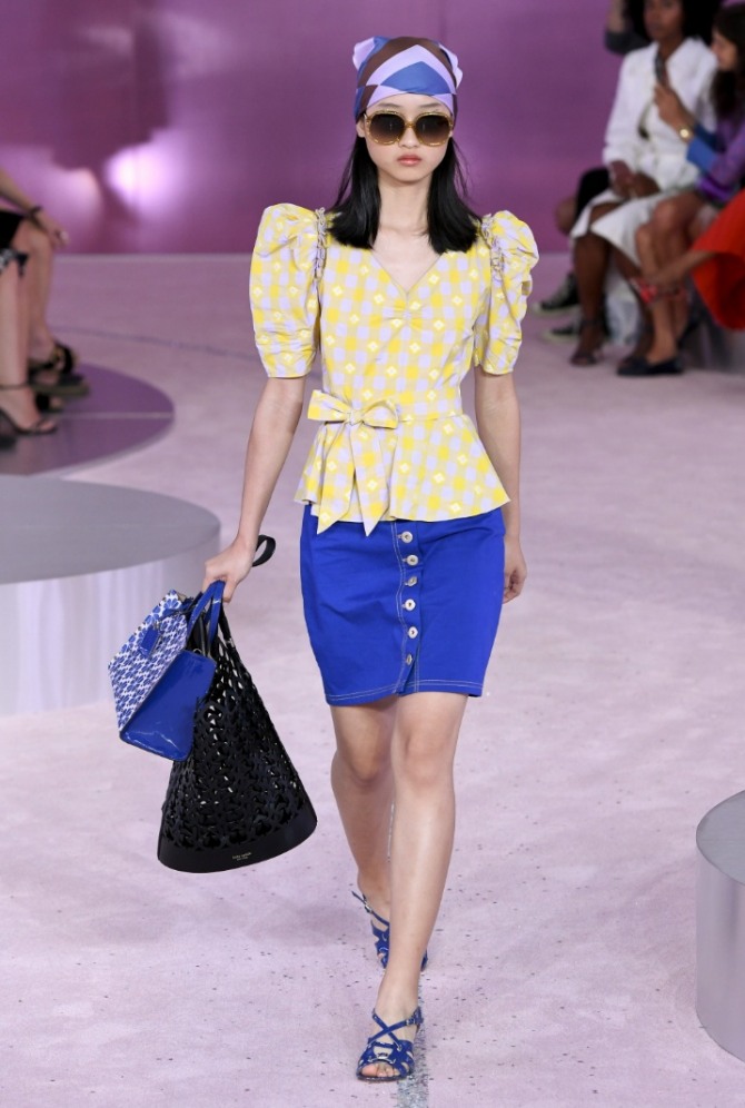 синяя летняя юбка-карандаш с передней застежкой на пуговицы с клетчатой желтой блузкой, имеющей рукава-фонарики и пояс, завязывающийся на красивый бант