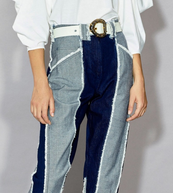 летние брюки 2019 из денима, сшитые из двухцветных полос джинсовой ткани черного и серого цвета, модель имеет белый кожаный пояс с металлической пряжкой желтого цвета
