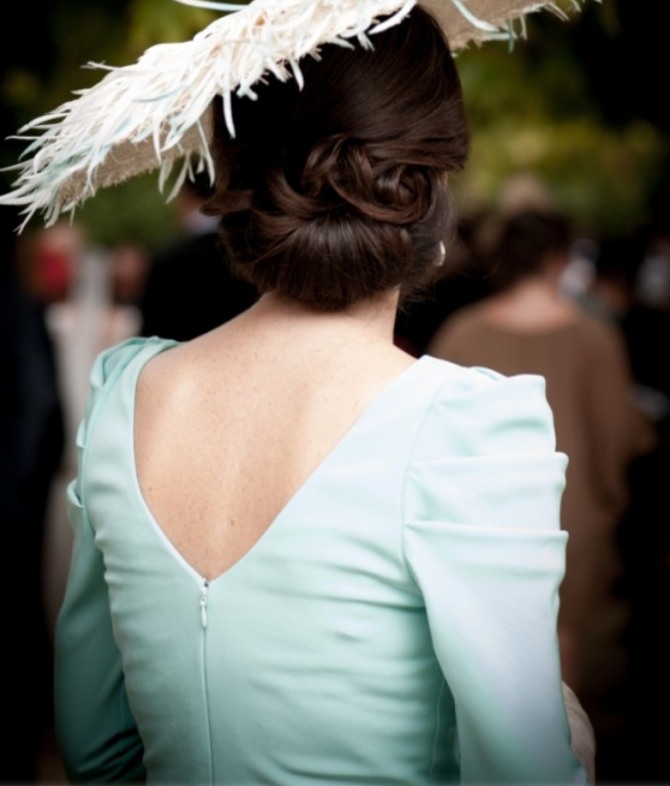 королевский шик: платье цвета мяты с неглубоким декольте на спине и защипами на рукавах