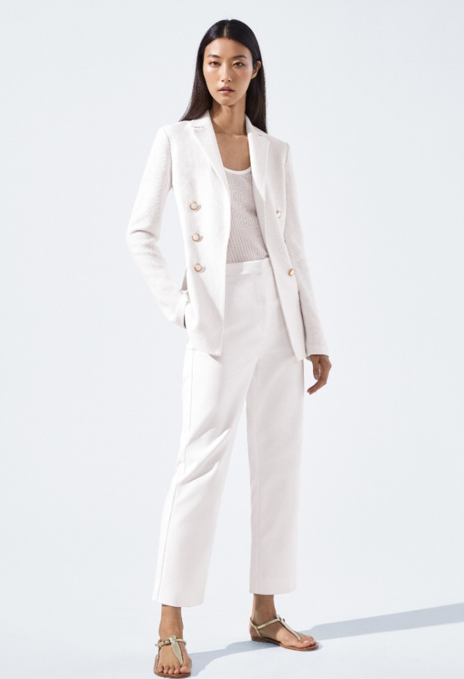 белый костюм прямыми брюками для офиса весной и летом