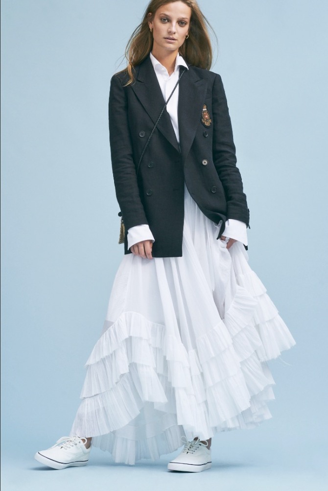 женская модная одежда весна-лето 2019 года - черный клубный пиджак с белой пышной цыганской юбкой и белыми кроссовками