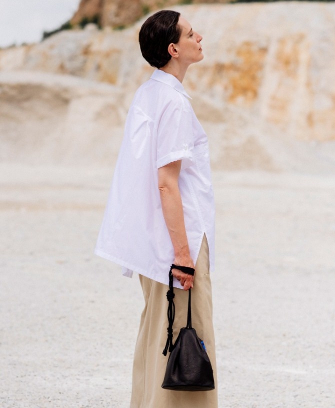 деловая белоснежная летняя блузка-рубашка с коричневой юбкой прямого кроя