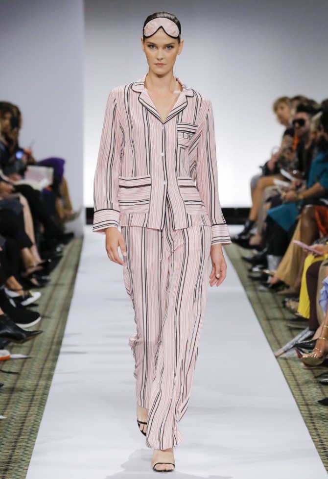 модные фасоны летней женской одежды 2019 - летний женский костюм в пижамном стиле с полосатым принтом