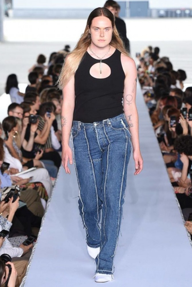 модели летних джинсов для полных с широкой талией и вертикальными белыми строчками