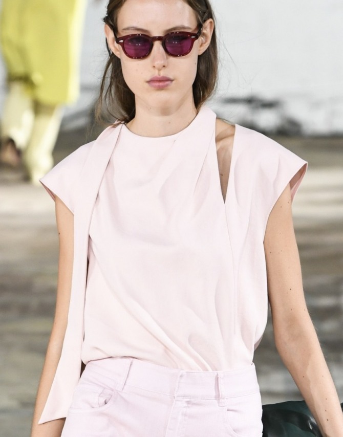 светло-розовая блуза-безрукавка с вырезом на плече