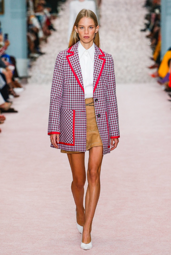 Жакет в романтическом стиле. Каролина херрера весна 2013 показ. Жакет женский подиум. Джорджио армани женские костюмы. Elisabetta franchi коллекция 2017.